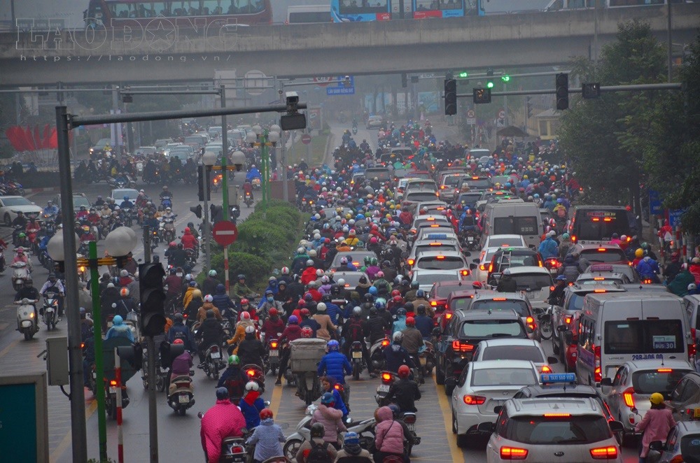 Không cần đề xuất, các phương tiện vẫn ùn ùn đi vào làn BRT